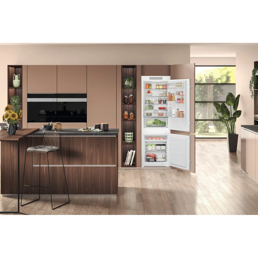 Hotpoint Total No Frost HTC18 T322 UK 250L Integrated Fridge Freezer