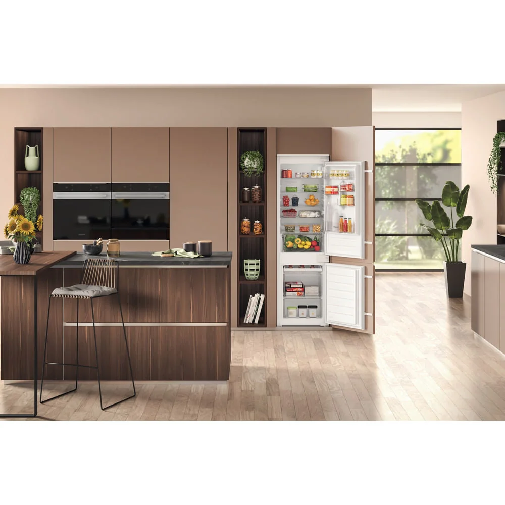 Hotpoint HTC18D011A1 268L Integrated Fridge Freezer