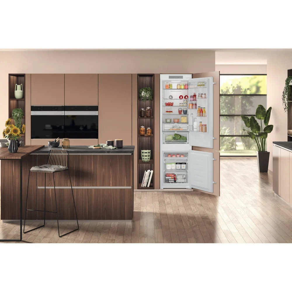 Hotpoint Total No Frost HTC20 T322 UK 280L Integrated Fridge Freezer